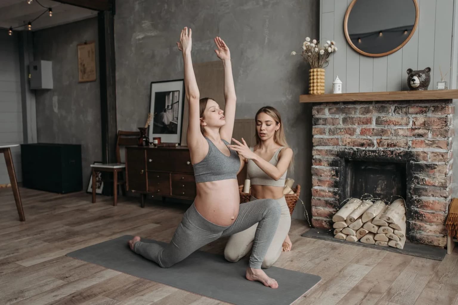 Gestante praticando exercício suave de preparação para o parto em ambiente calmo