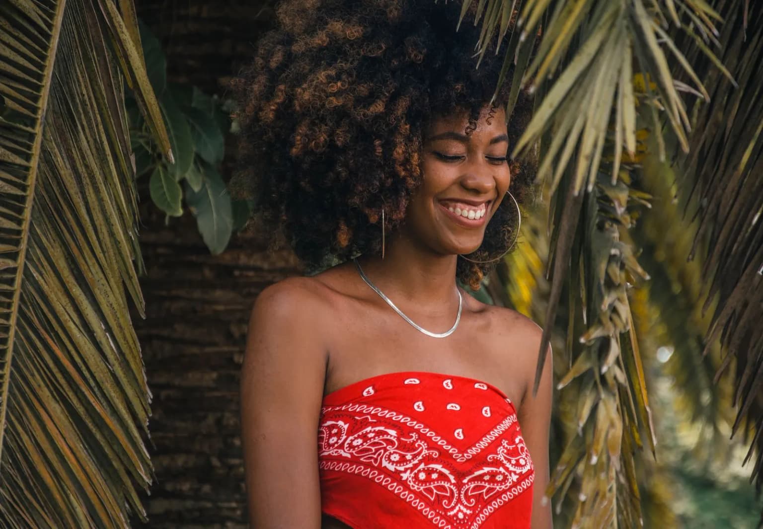 Mulher jovem em momento de tranquilidade, representando o cuidado com a dor pélvica crônica