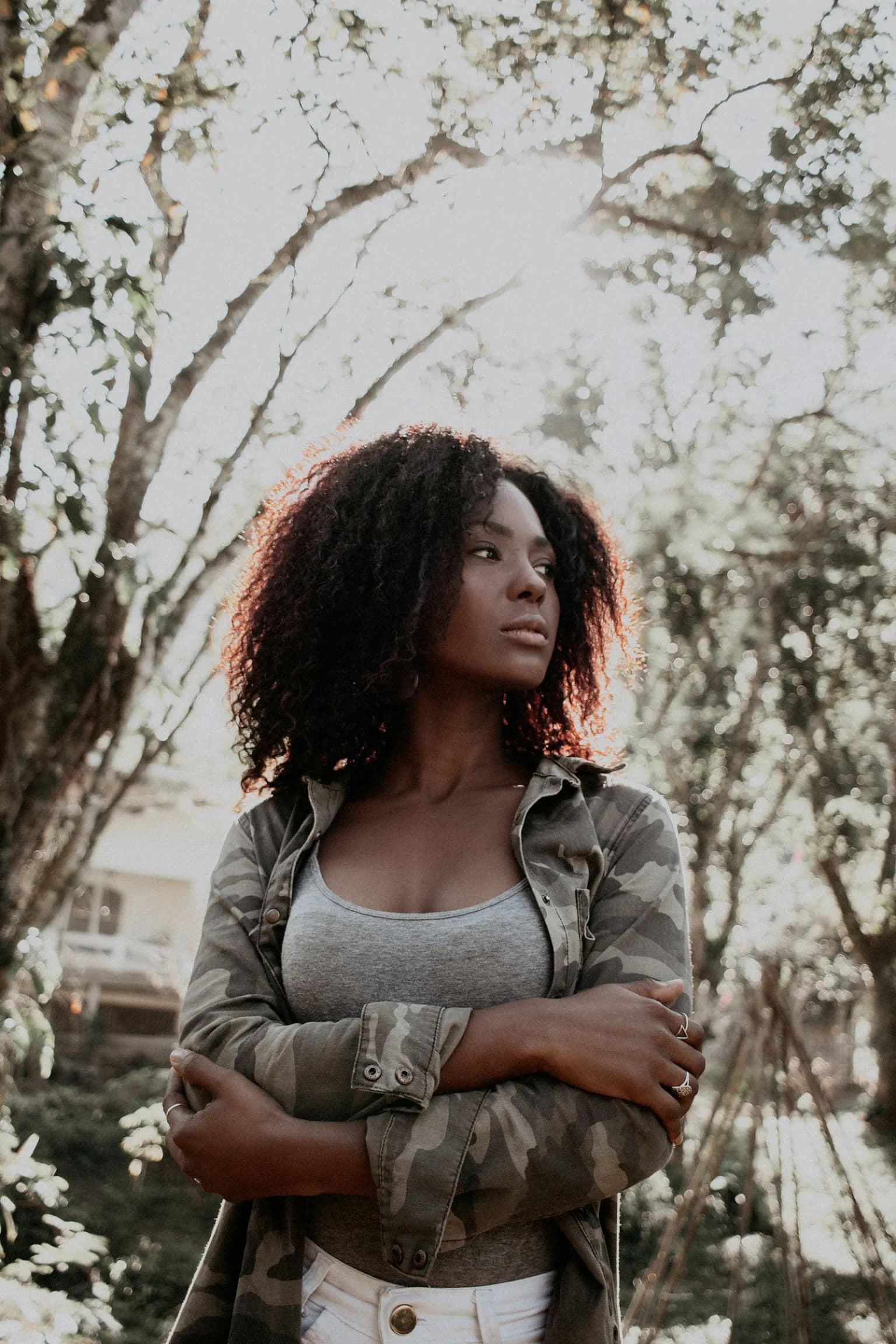 Mulher jovem em ambiente acolhedor, representando o cuidado com o exercício e a saúde pélvica na síndrome dos ovários policísticos