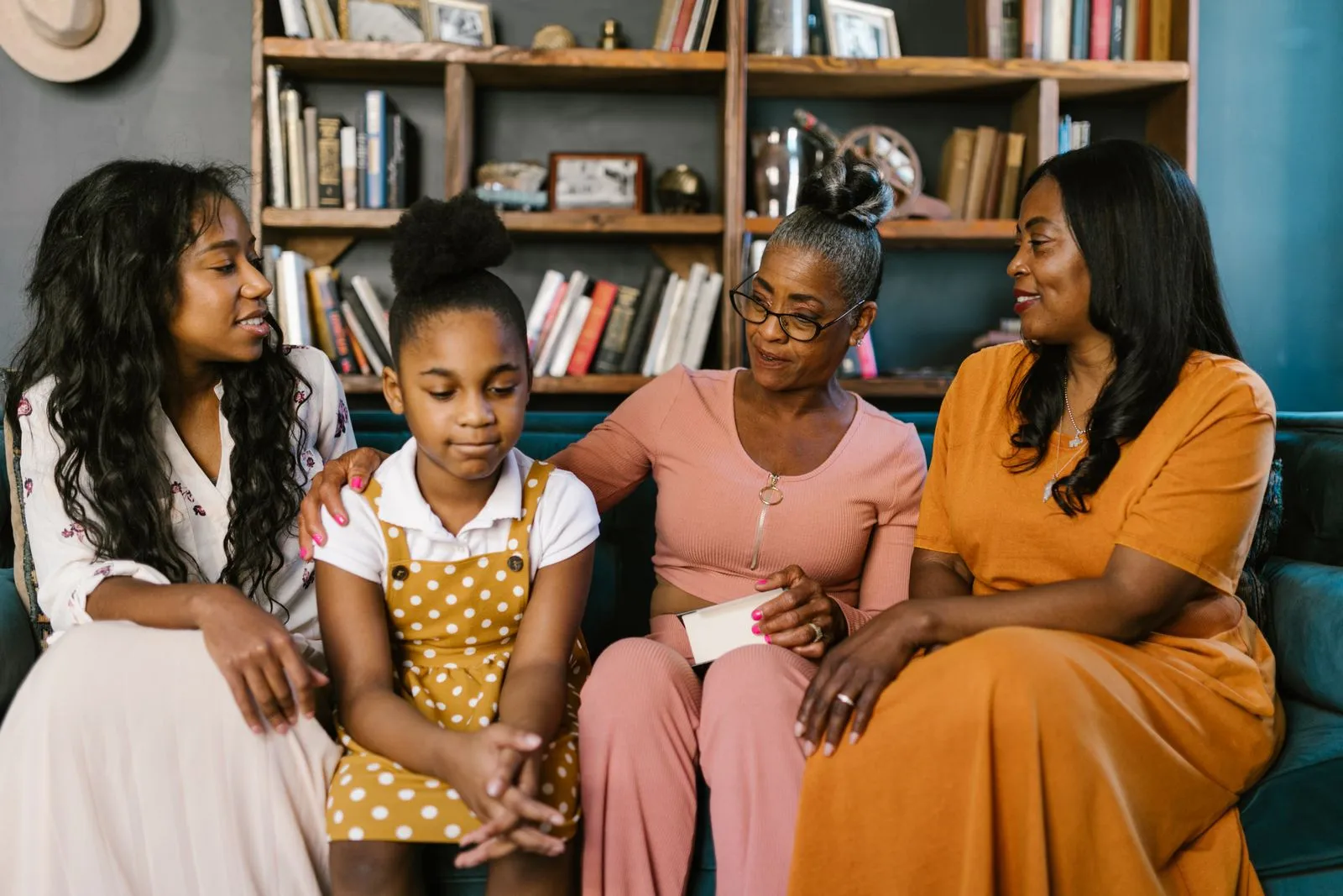 Grupo de mulheres negras sorrindo ao ar livre, representando o exercício seguro e a saúde do coração