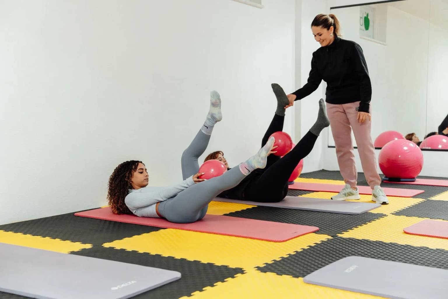 Mulheres praticando exercícios em grupo em um estúdio
